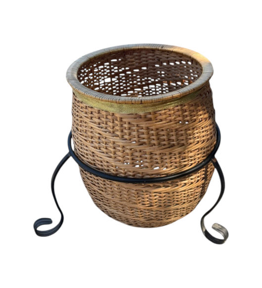 Coș rustic împletit din răchită cu suport din fier forjat