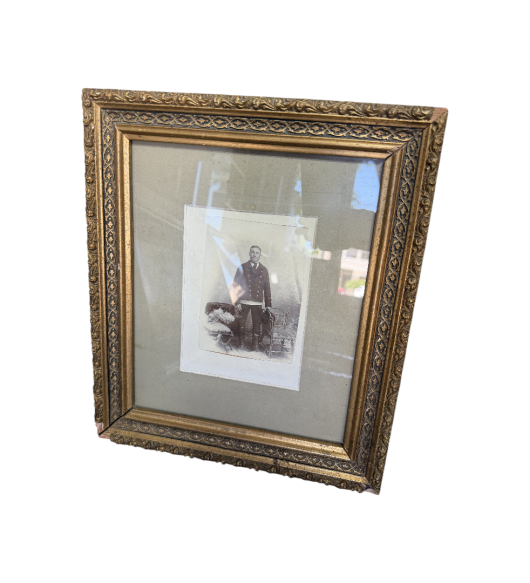 Ramă Foto Vintage din Lemn Aurit cu Fotografie Veche de Colecție